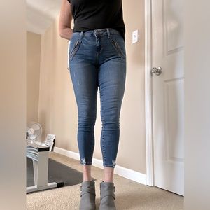 Skinny jeans with side zippers💫